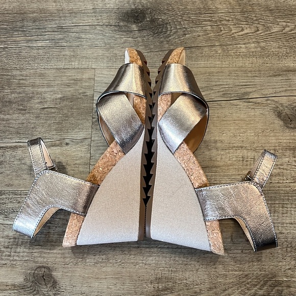 NWT Clarks Gold Sandals size 9 - Picture 6 of 9